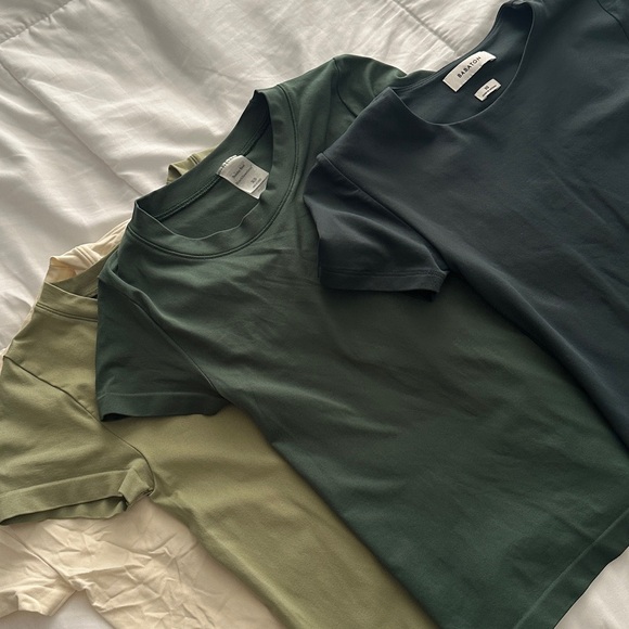 Aritzia Seamless and Contour T-Shirt Bundle - Picture 1 of 7